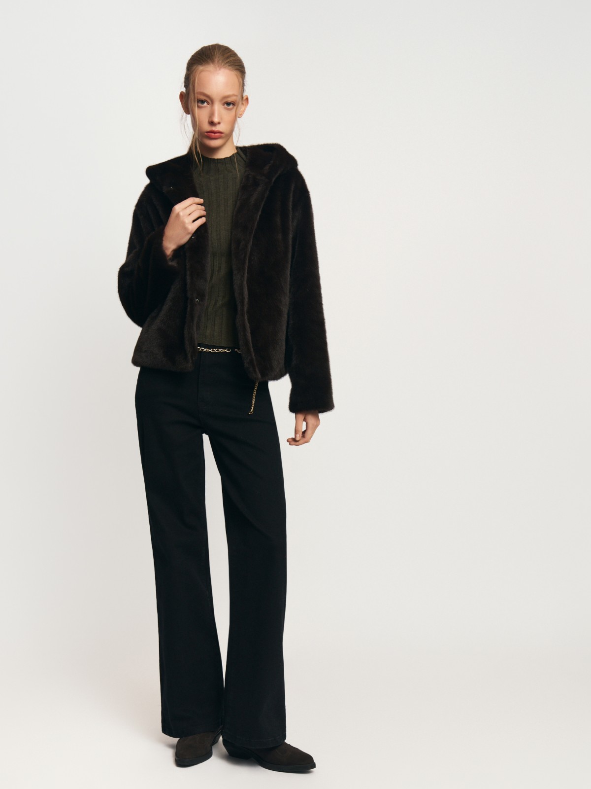 Короткая куртка-шуба из экомеха с капюшоном