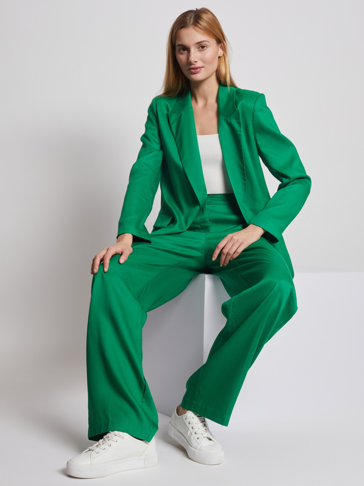 Двубортный пиджак на пуговицах