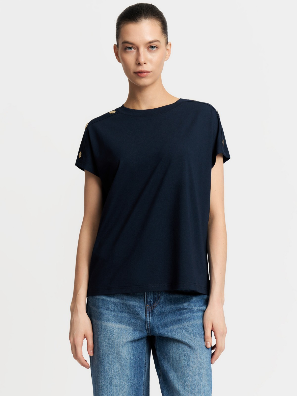 Футболка с металлическим декором