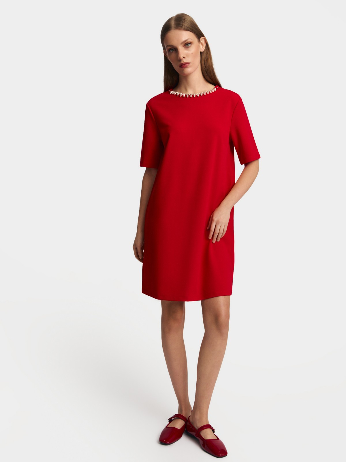 Платье мини с коротким рукавом и цепочкой