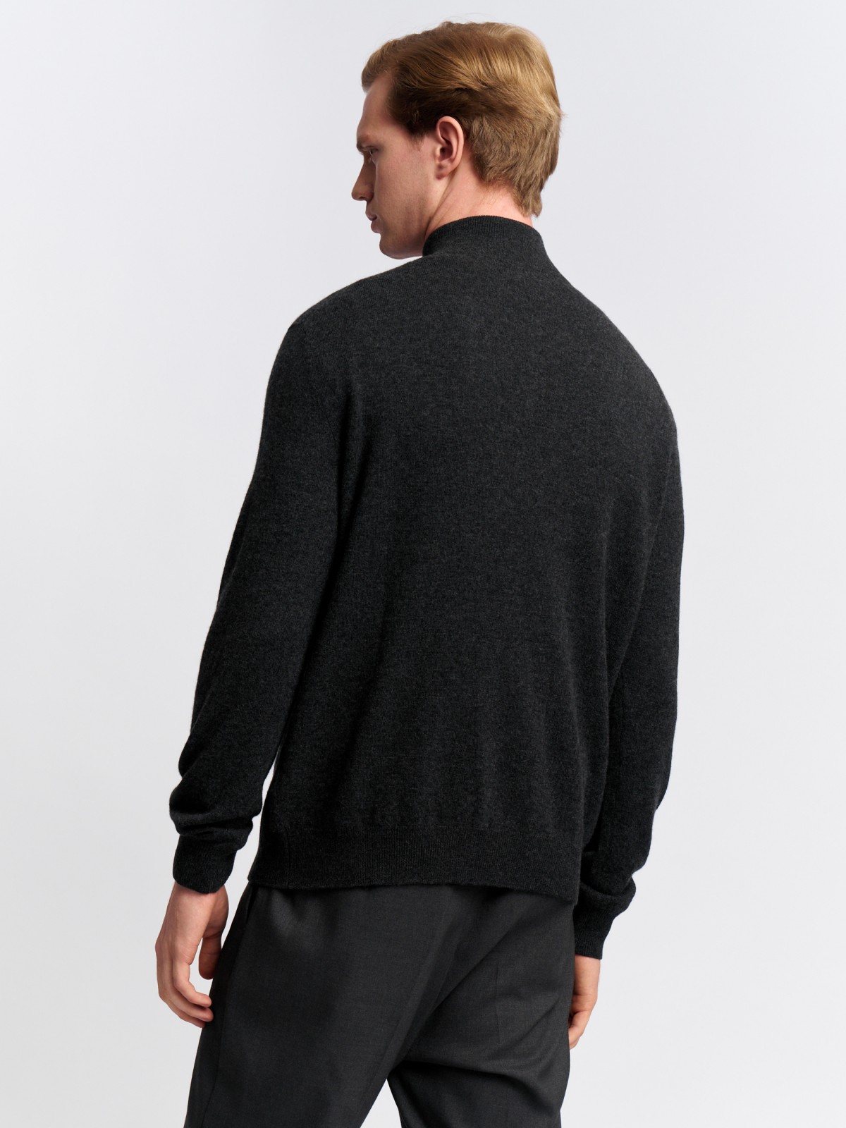 Тонкий шерстяной свитер с горлом на молнии