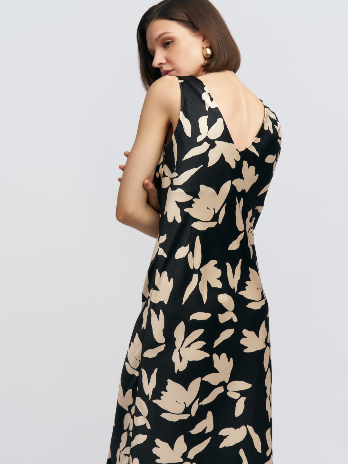 Атласное платье-комбинация миди с вырезом