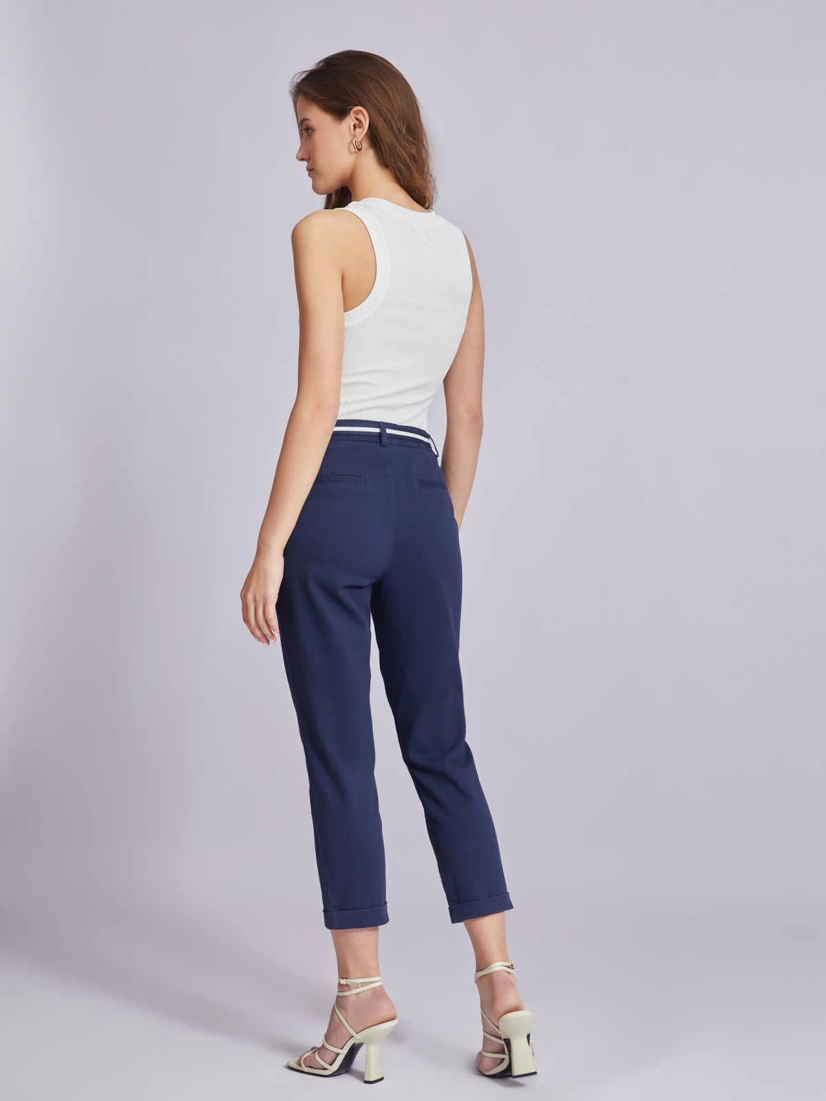 Укороченные брюки-чинос с ремнём