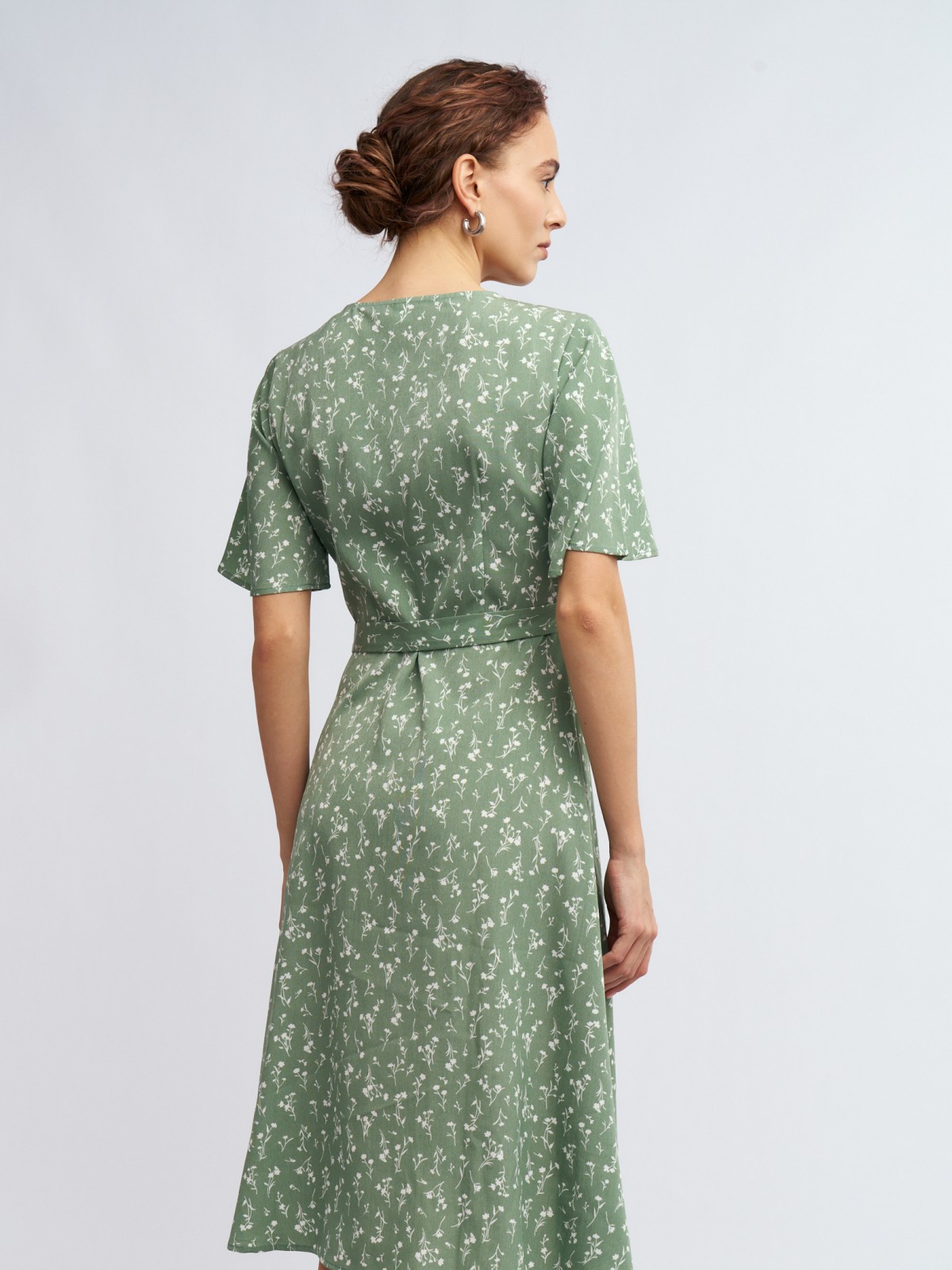 Платье миди с запахом и цветочным принтом