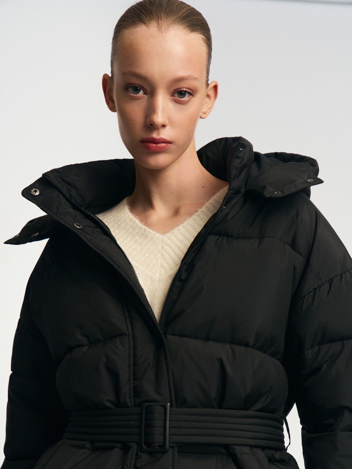 Тёплая куртка с капюшоном и поясом