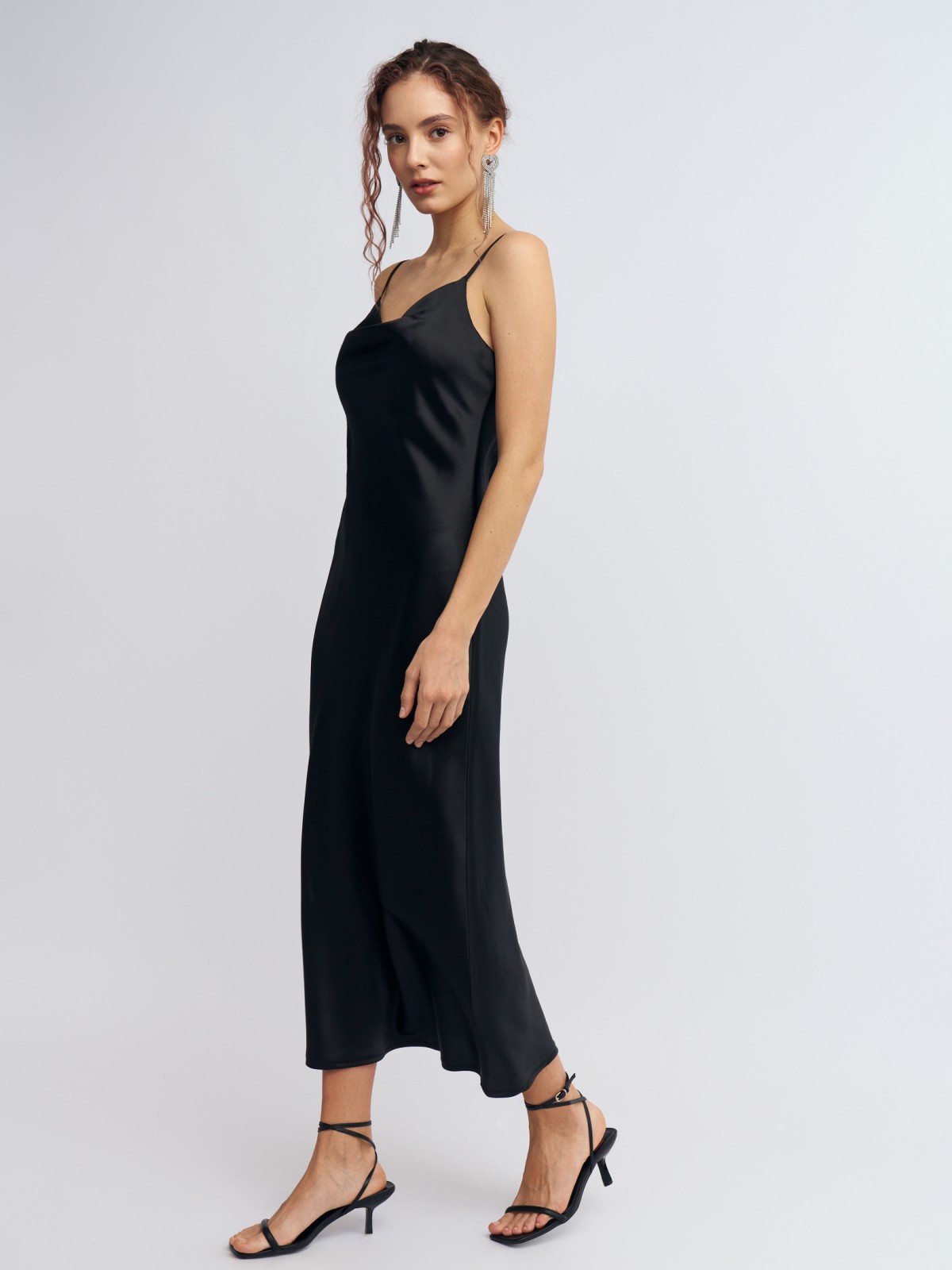 Атласное платье-комбинация миди на бретельках