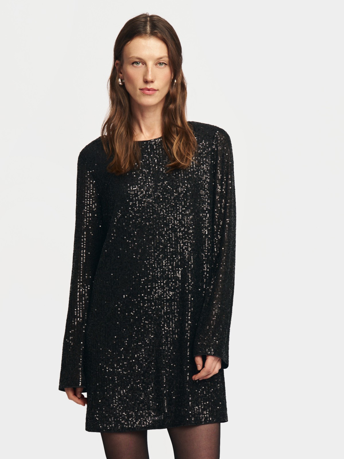 Платье мини с пайетками и вырезом на спине