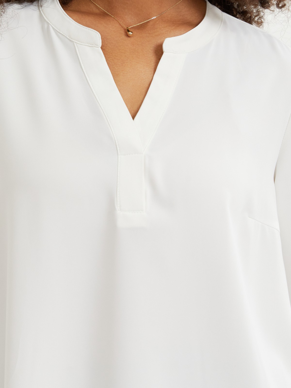 Блузка-рубашка с вырезом на груди