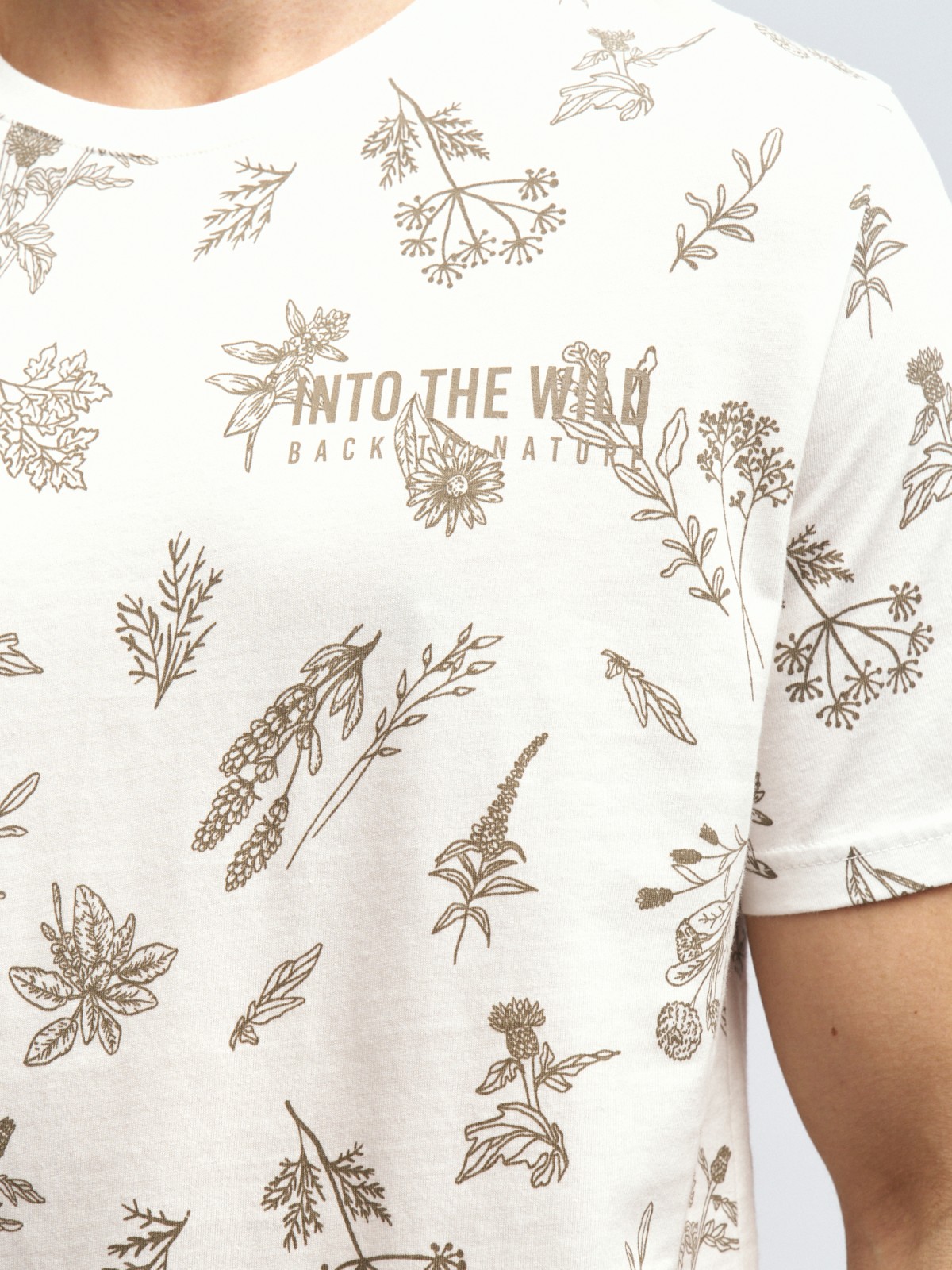 Футболка из хлопка с растительным принтом