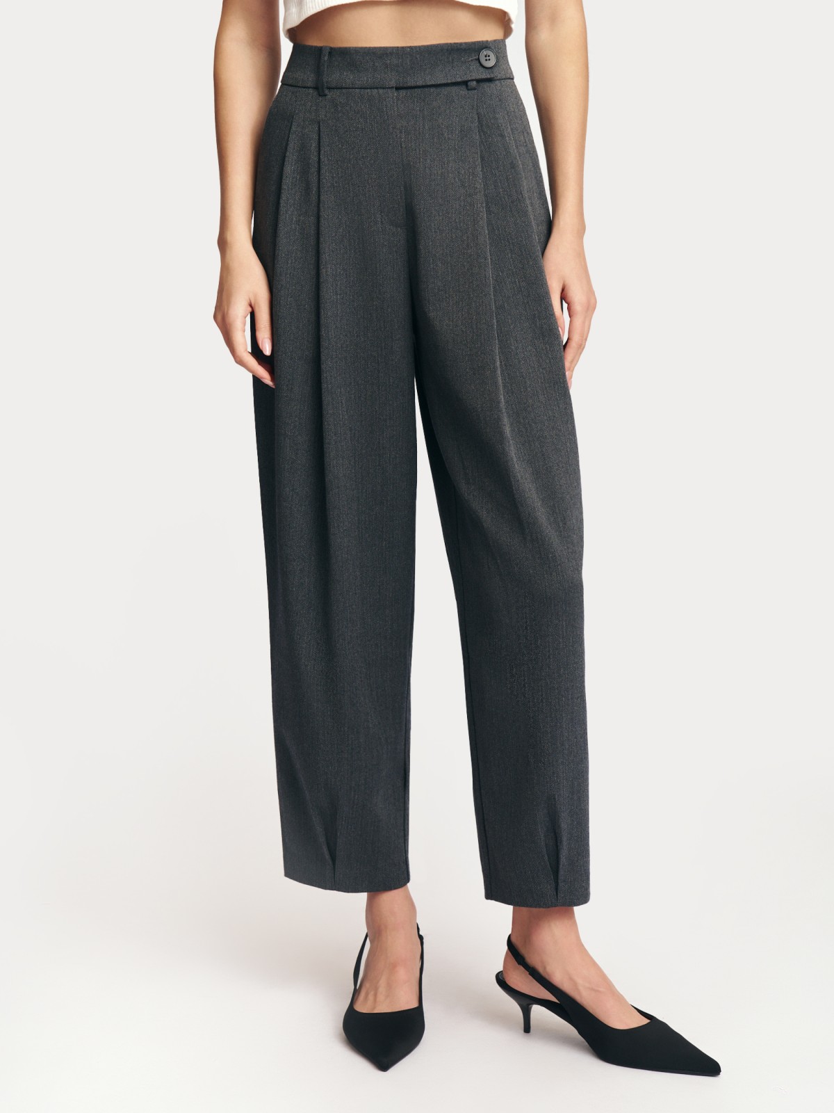 Офисные брюки фасона Carrot с защипами