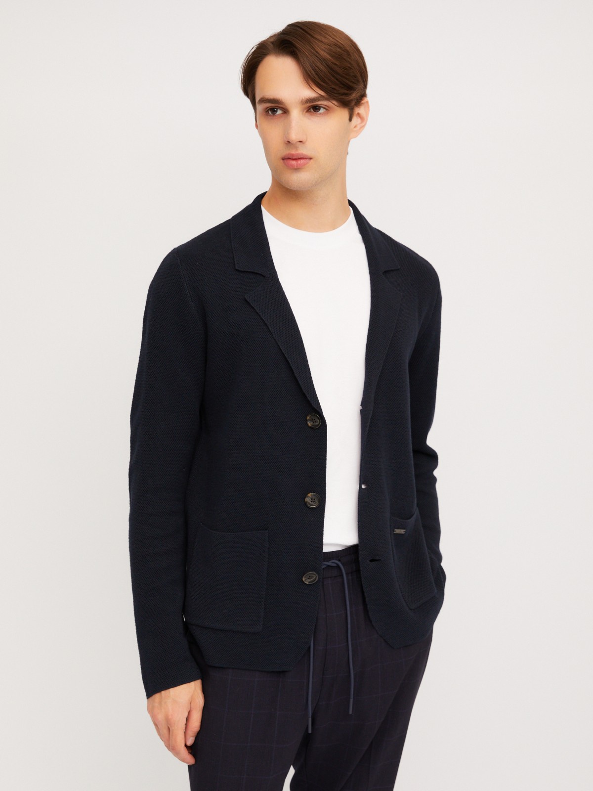 Вязаный кардиган на пуговицах с воротником и накладными карманами 1799₽