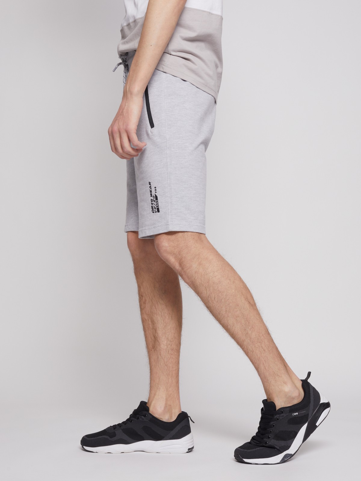 Трикотажные шорты в спортивном стиле