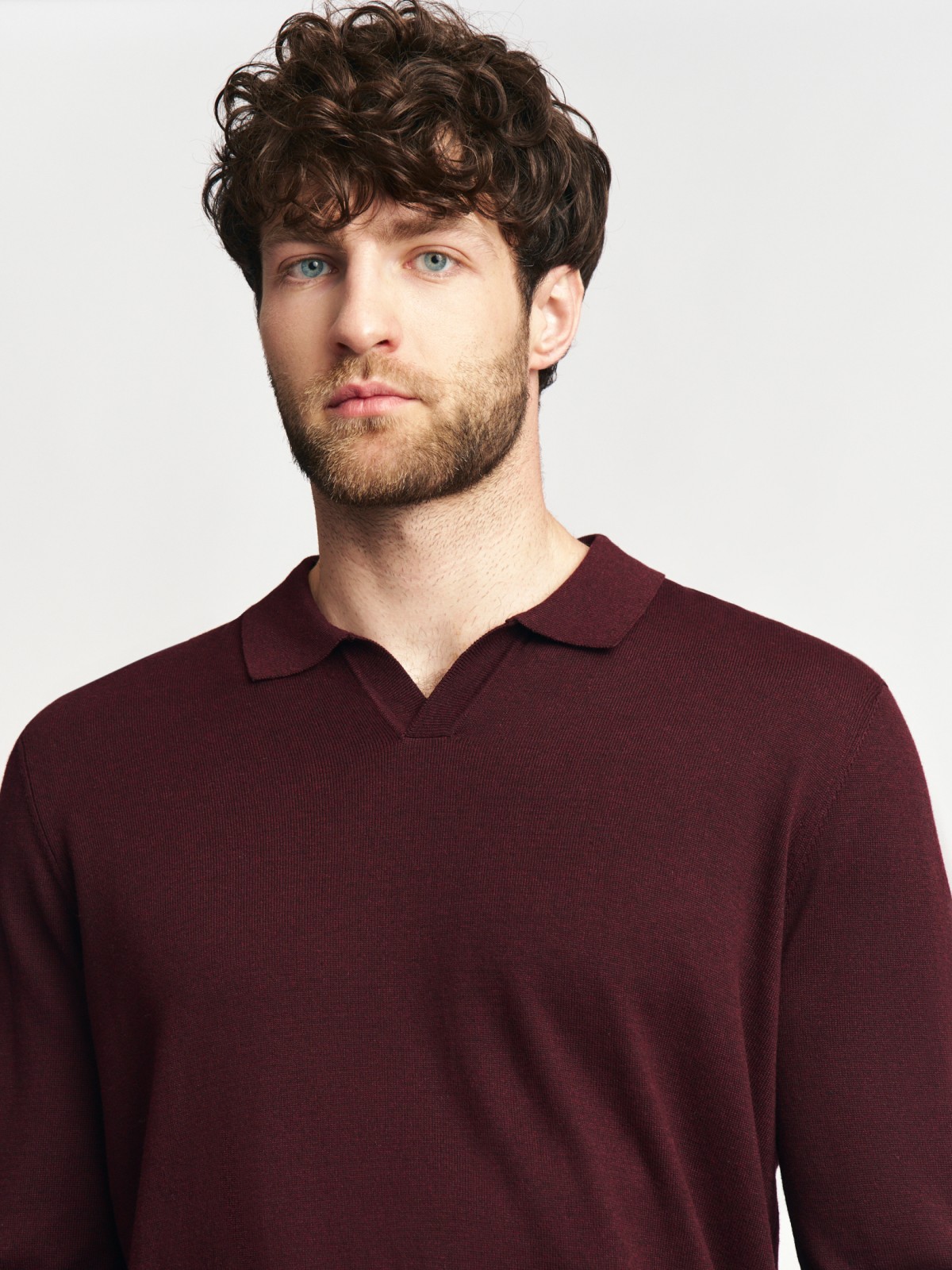 Тонкий трикотажный джемпер с воротником поло