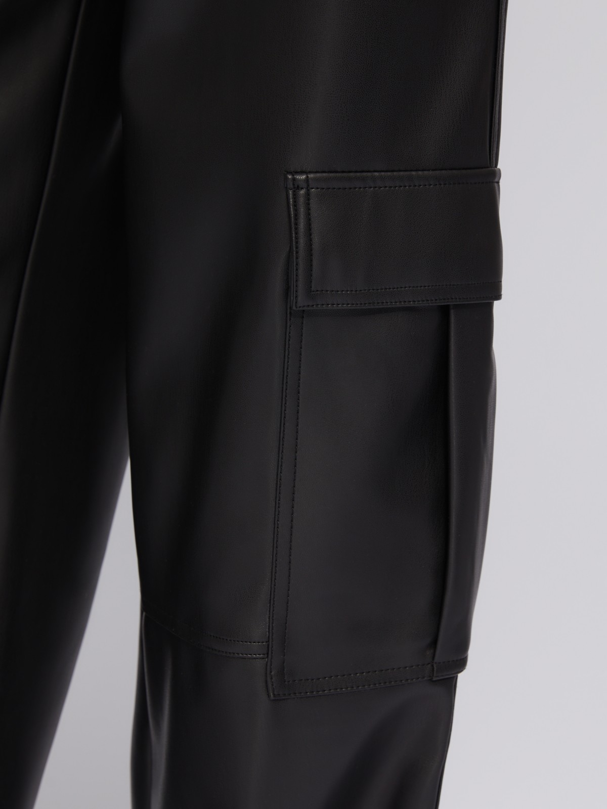 Брюки прямого силуэта из экокожи с карманами карго zolla 02411737Z031, цвет черный, размер XS - фото 4