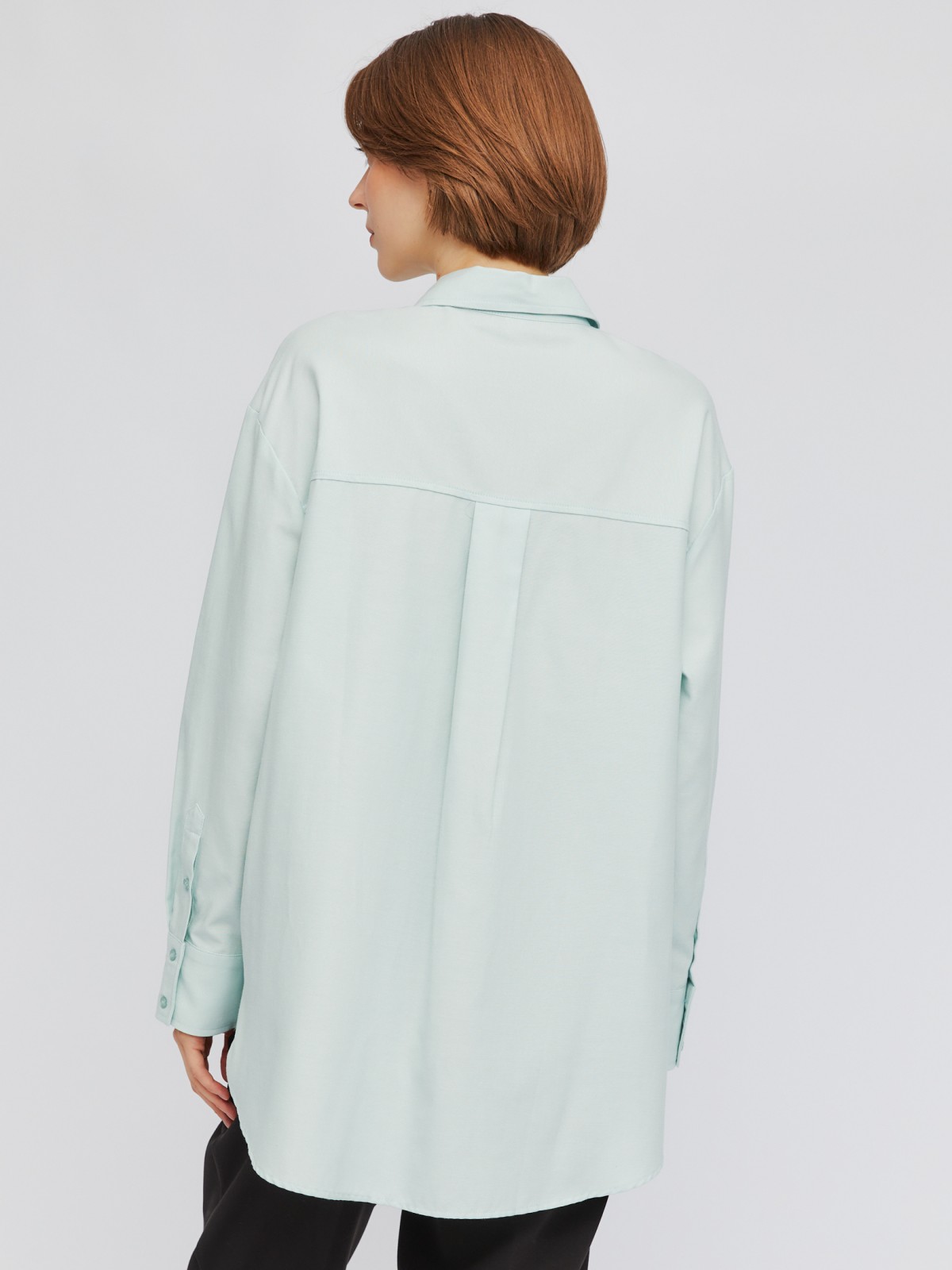 Рубашка оверсайз силуэта с металлическим значком-нашивкой