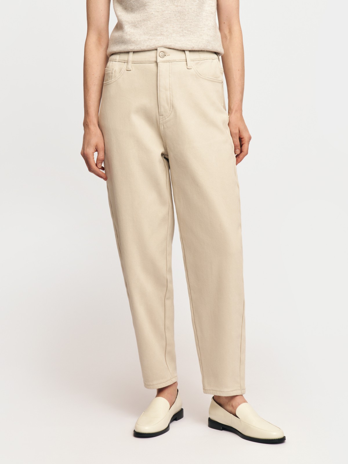 Утеплённые джинсы силуэта Mom на резинке с ворсом