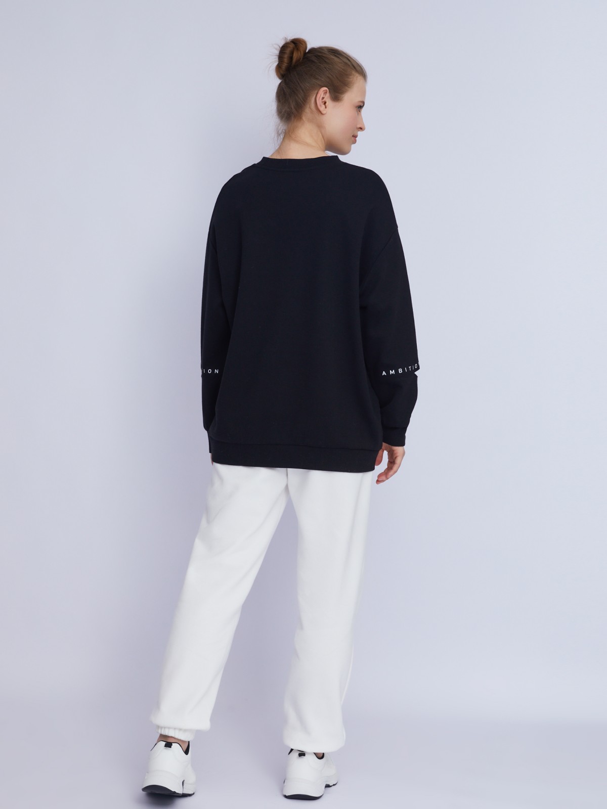 Свитшот оверсайз силуэта с декоративными разрезами и принтом