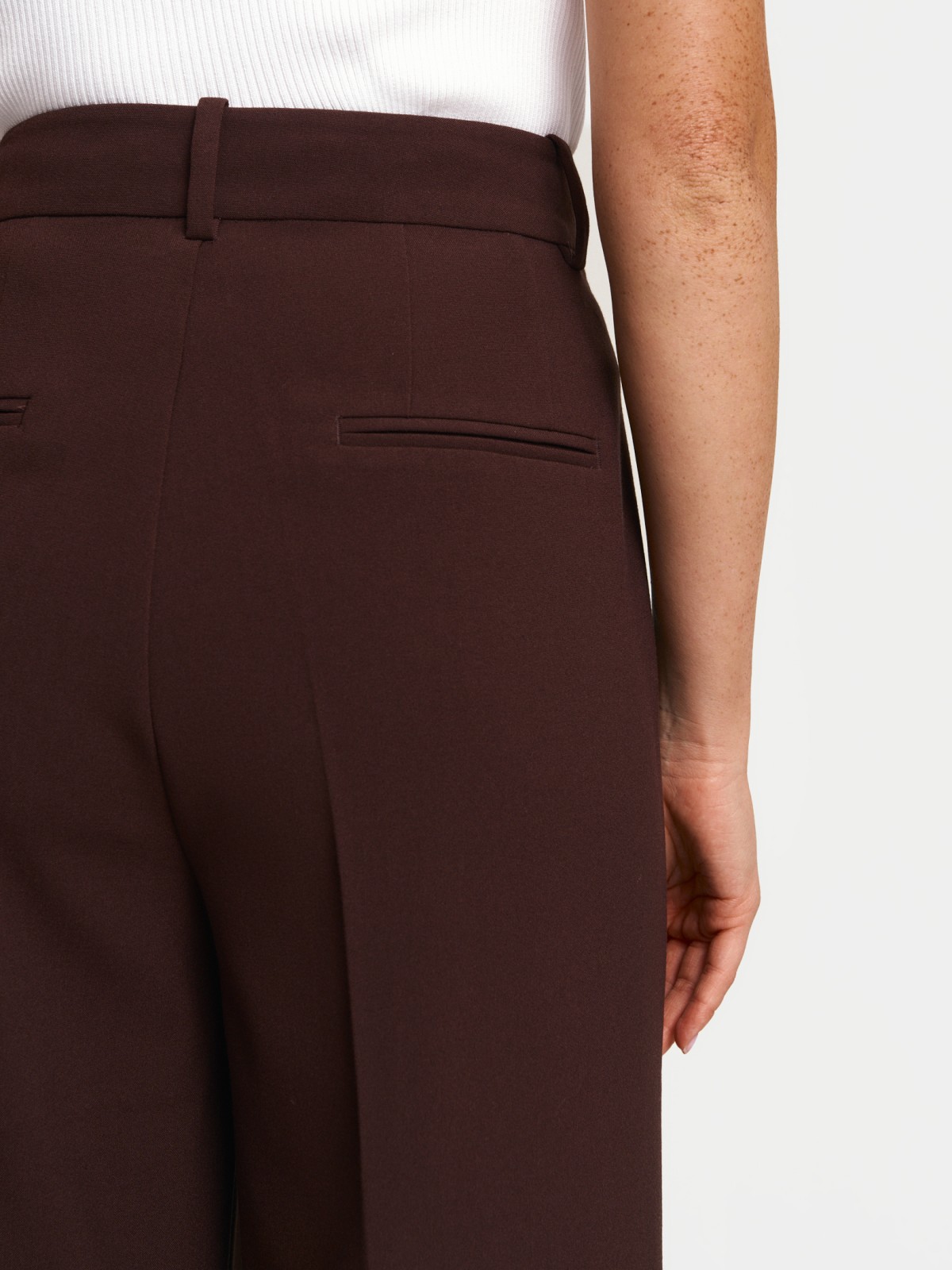 Брюки прямого силуэта с защипами