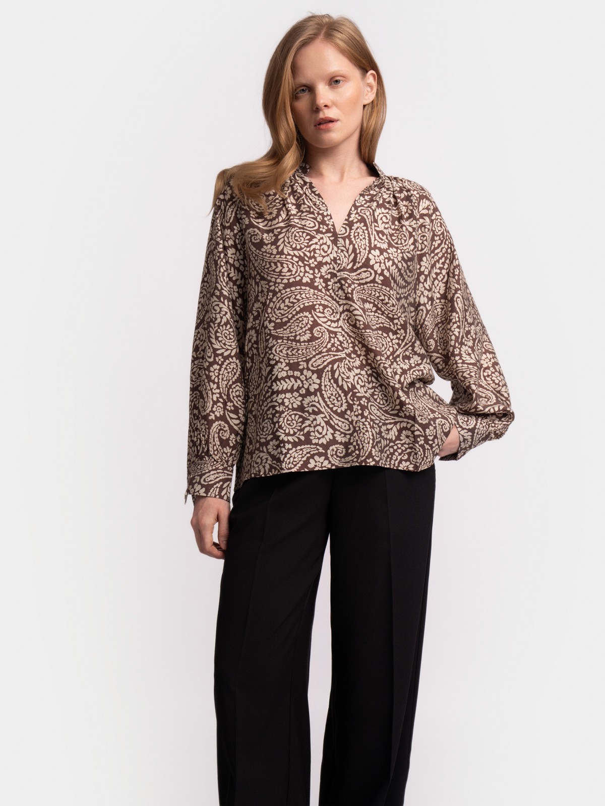 Блузка с вырезом и принтом