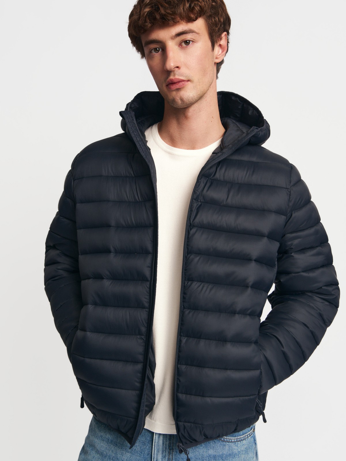 Утеплённая стёганая куртка на молнии с капюшоном