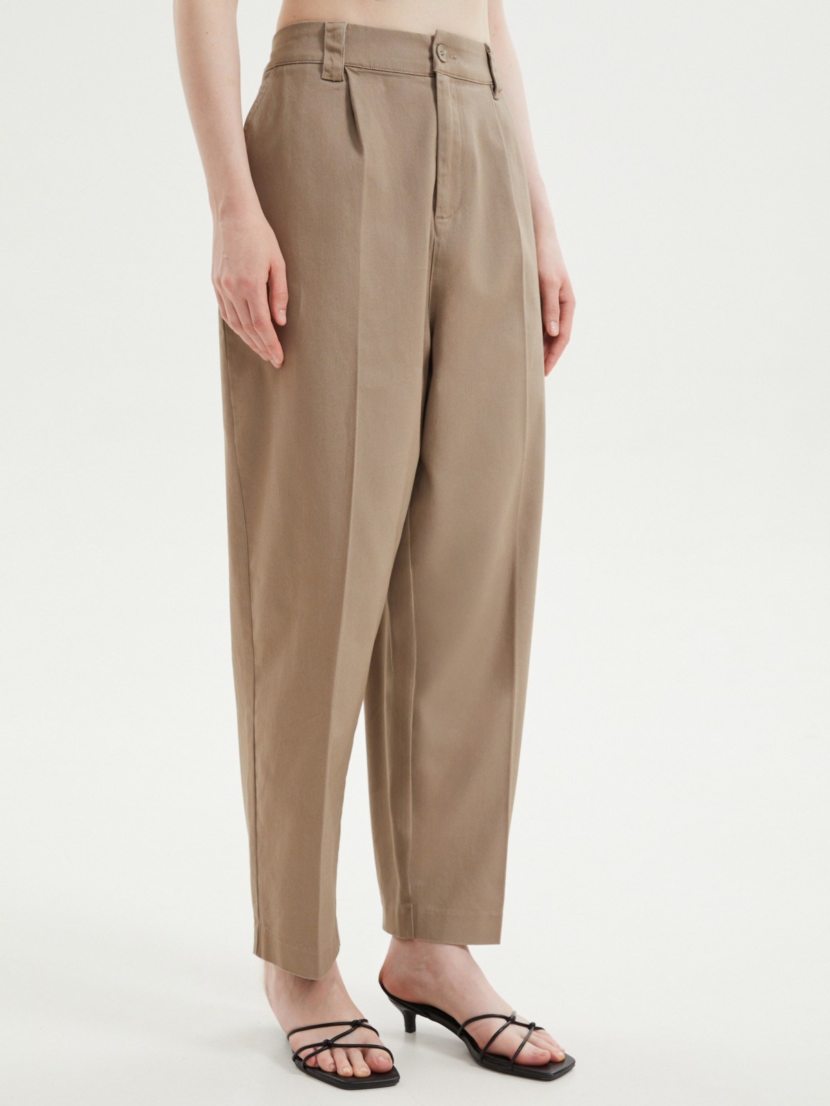 Брюки фасона Carrot на резинке со стрелками