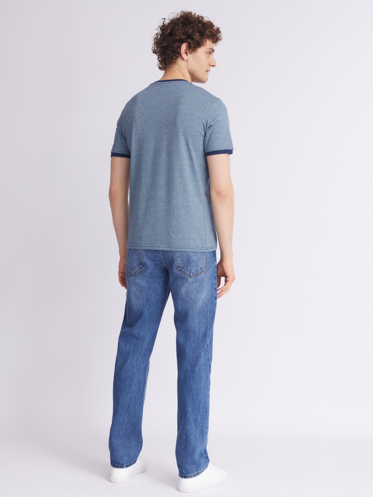 Футболка в полоску с треугольным вырезом