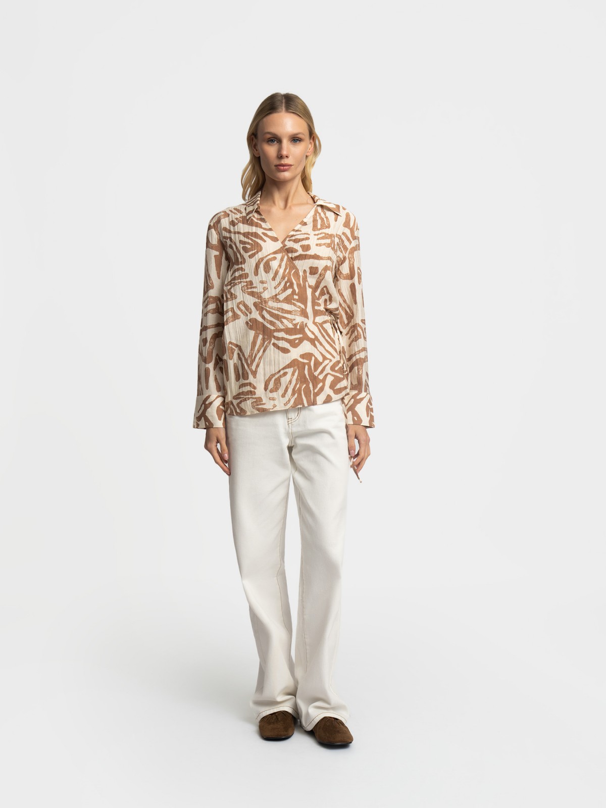 Приталенная блузка на запах с длинным рукавом