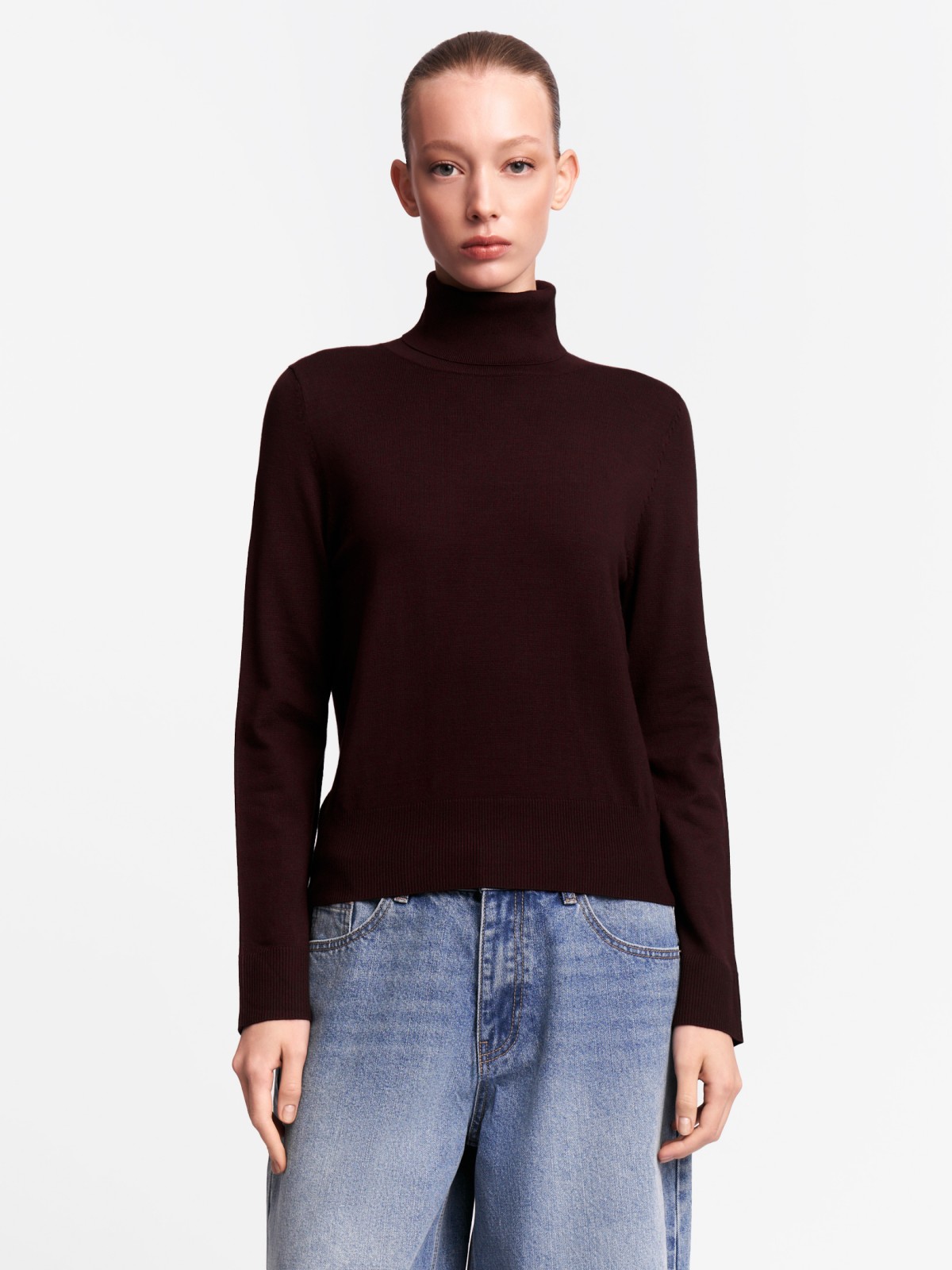 Тонкий свитер-водолазка с горлом