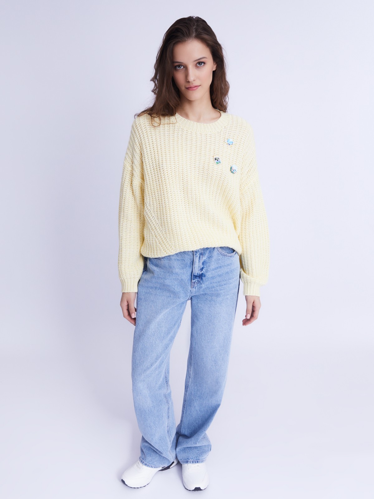 Вязаный джемпер оверсайз силуэта с декоративными значками на груди