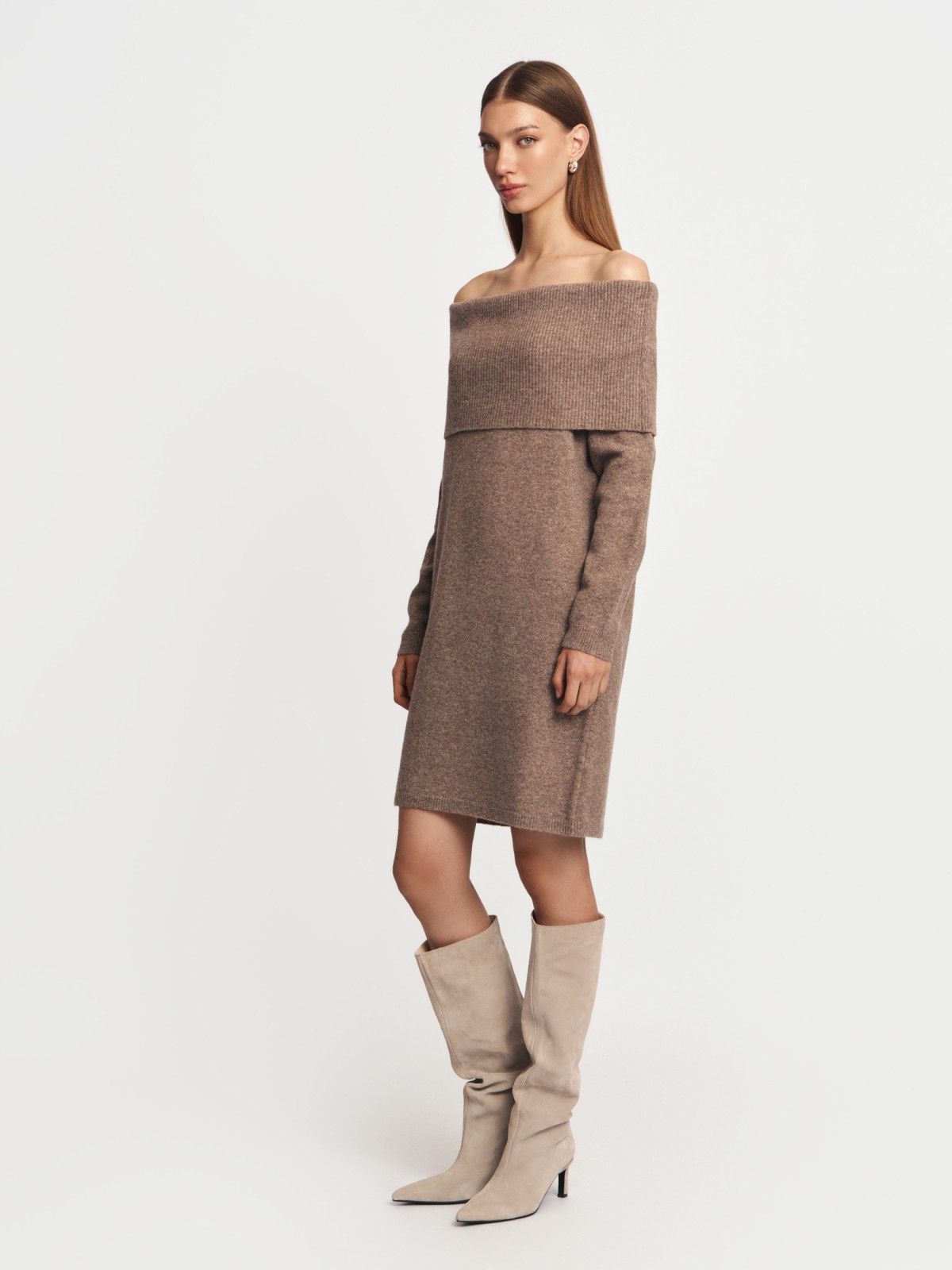 Вязаное платье-джемпер с открытыми плечами