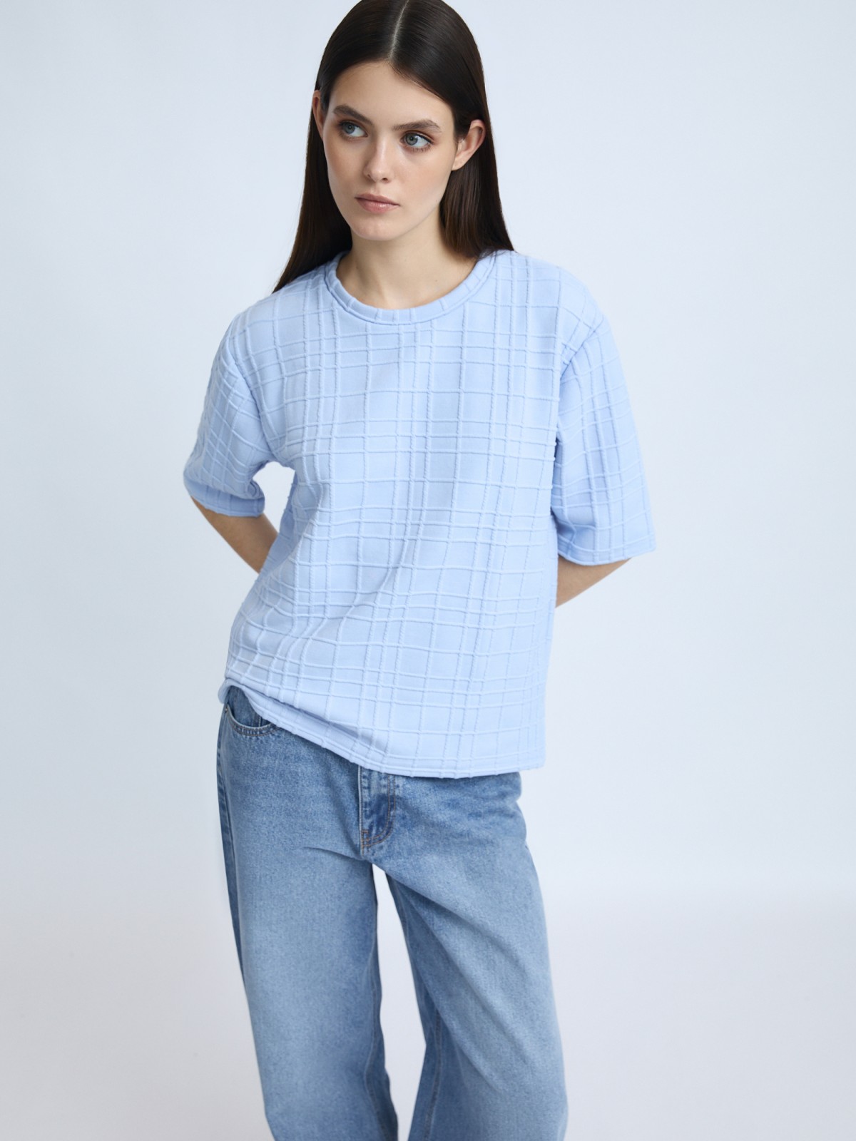 Свитшот с фактурным узором и укороченными рукавами