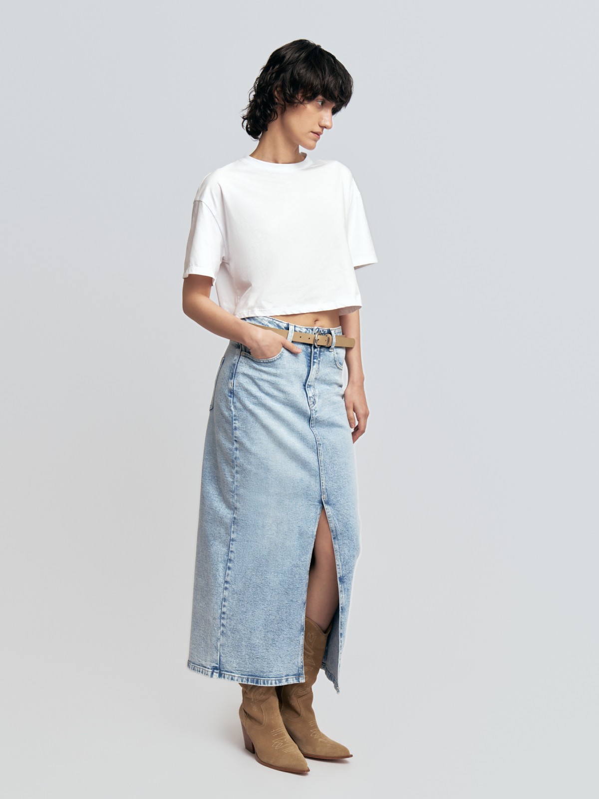 Прямая джинсовая юбка миди с разрезом