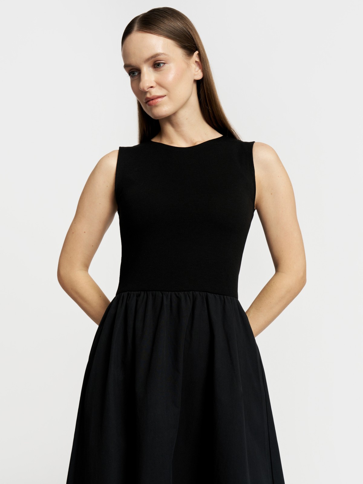 Комбинированное платье миди без рукавов