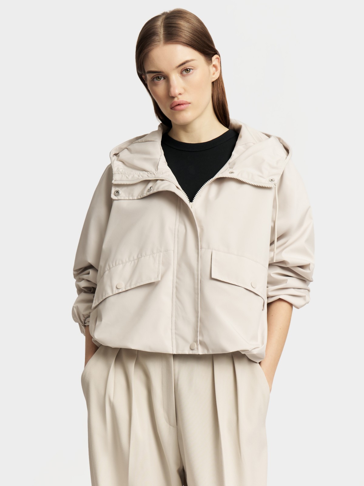 Куртка-ветровка с капюшоном без утеплителя