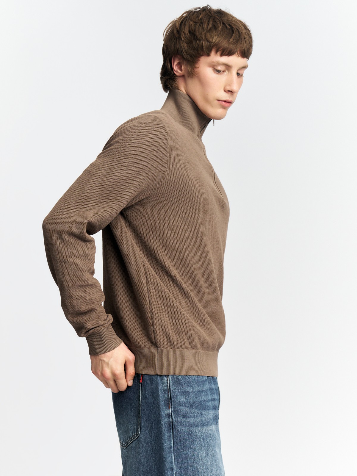 Тонкий трикотажный свитер с горлом на молнии