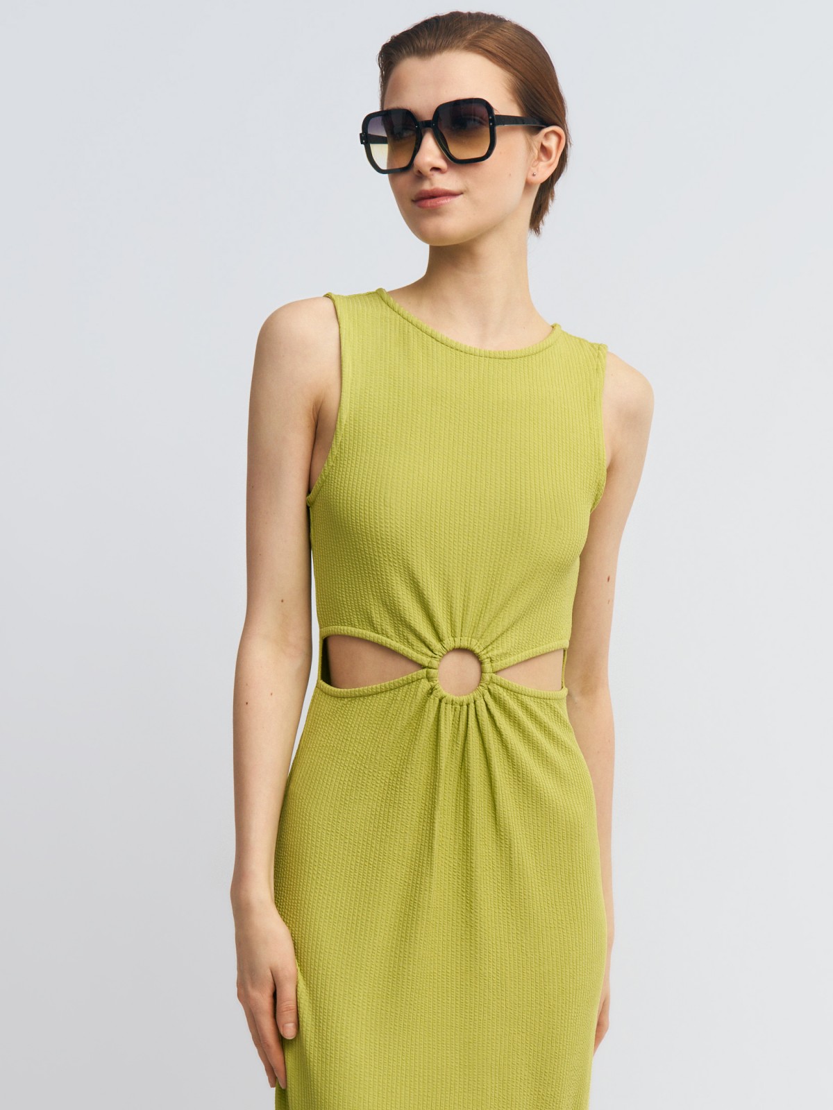 Платье-лапша без рукавов с вырезами на талии