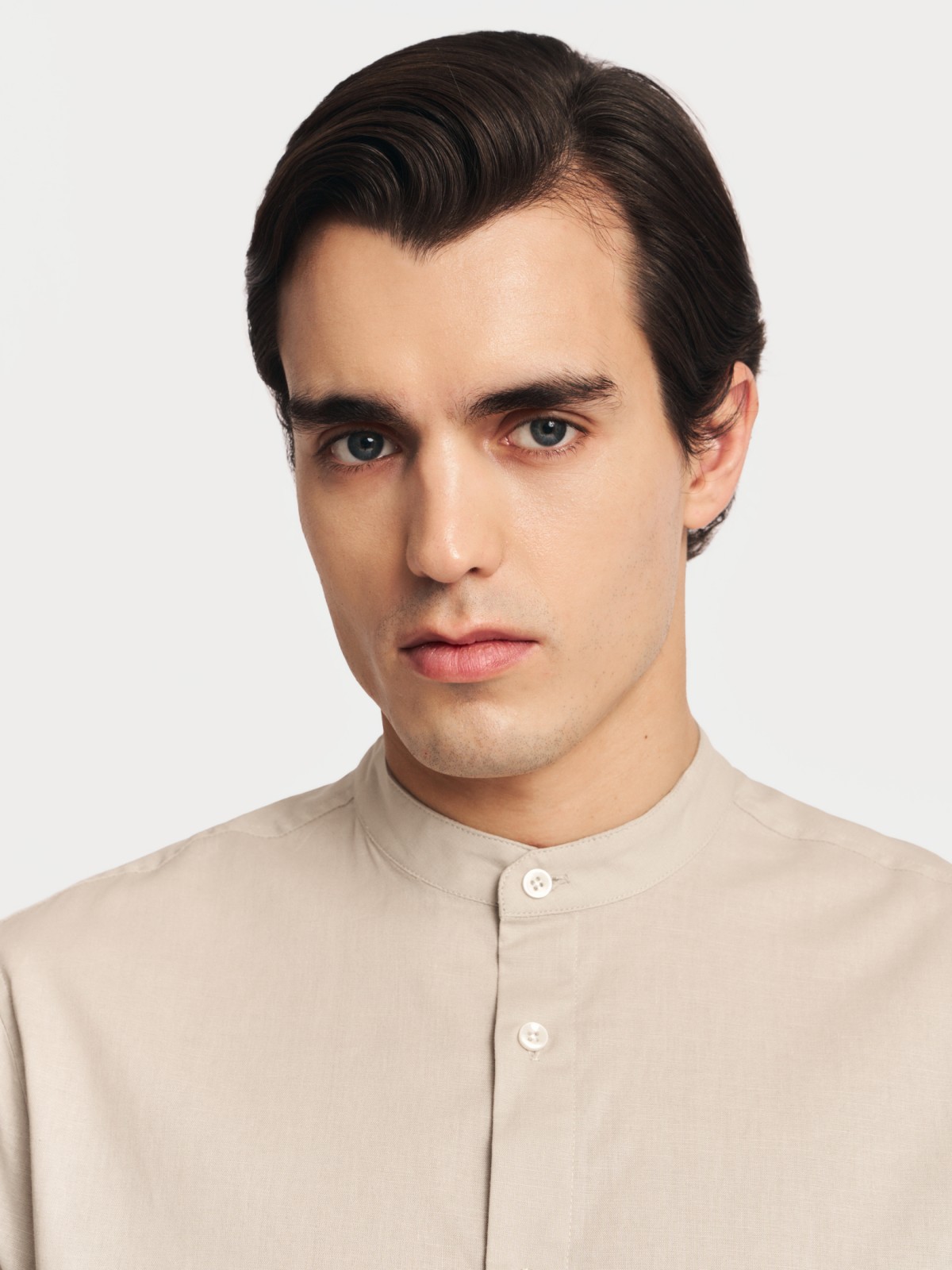 Льняная рубашка с воротником-стойкой