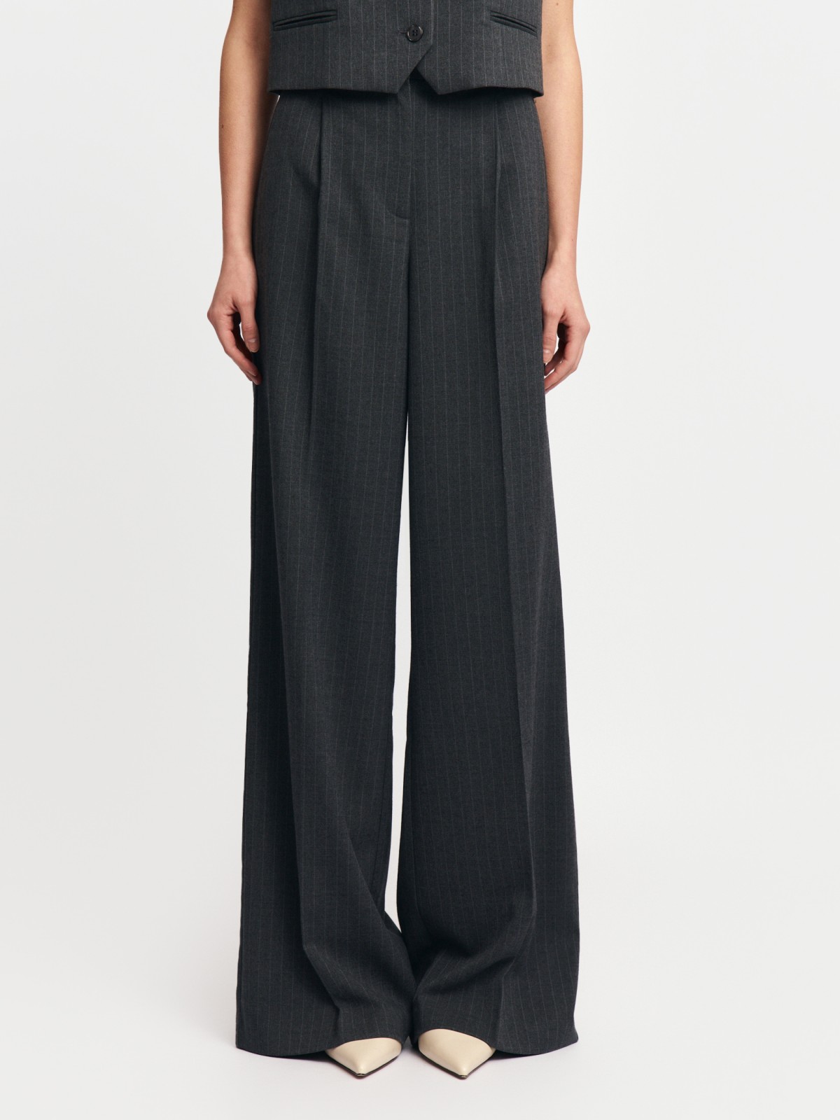 Классические брюки в полоску со стрелками