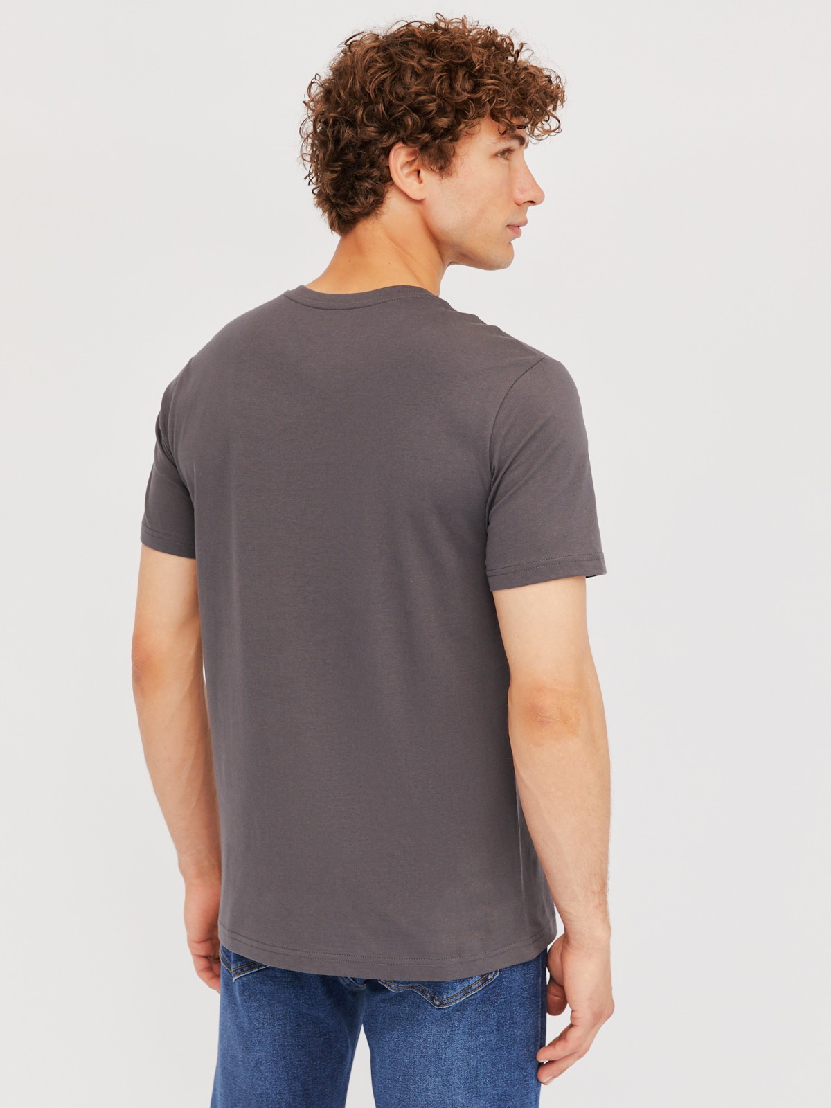 Футболка из хлопка с треугольным вырезом