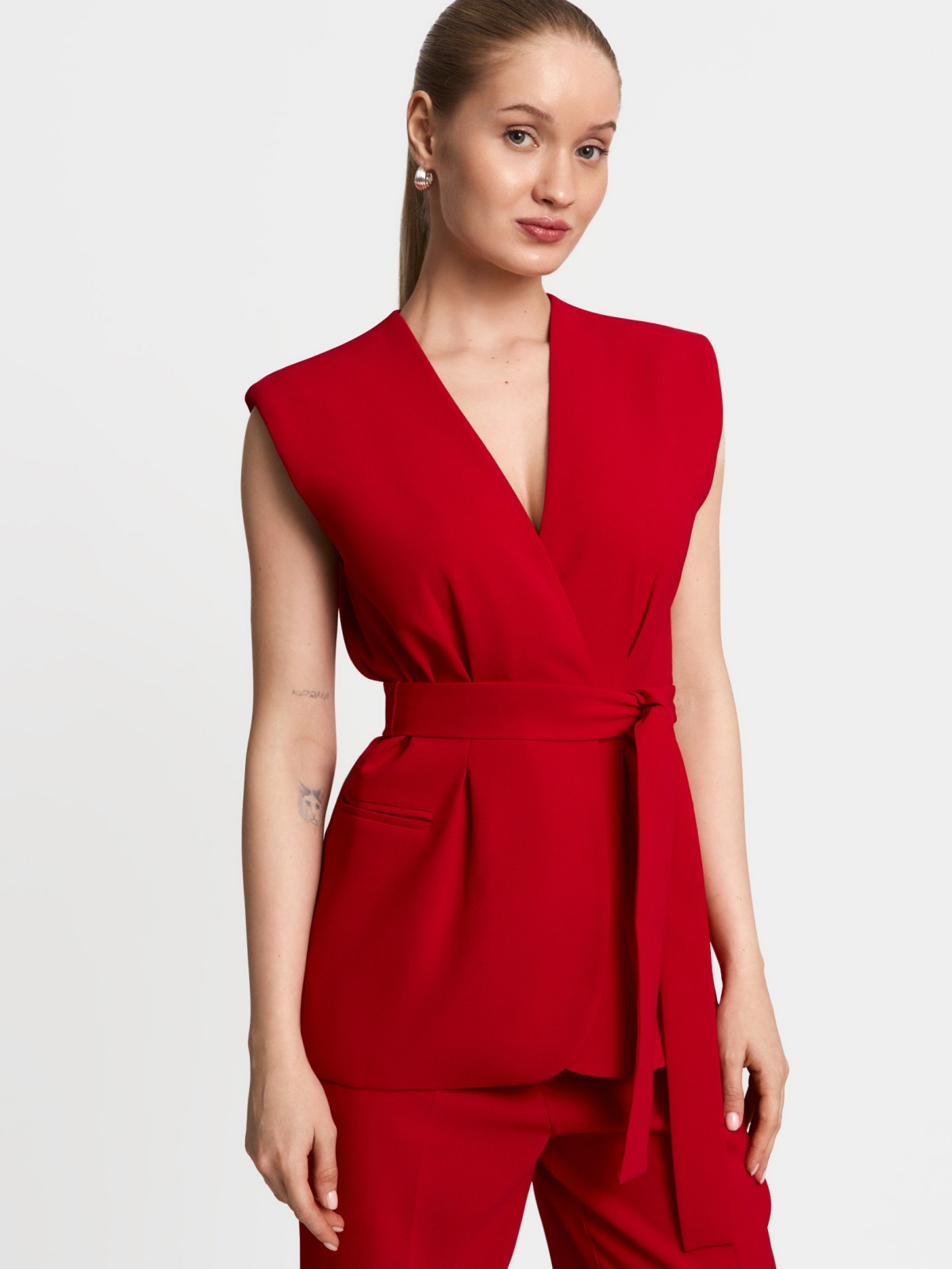 Классический удлинённый жилет с поясом