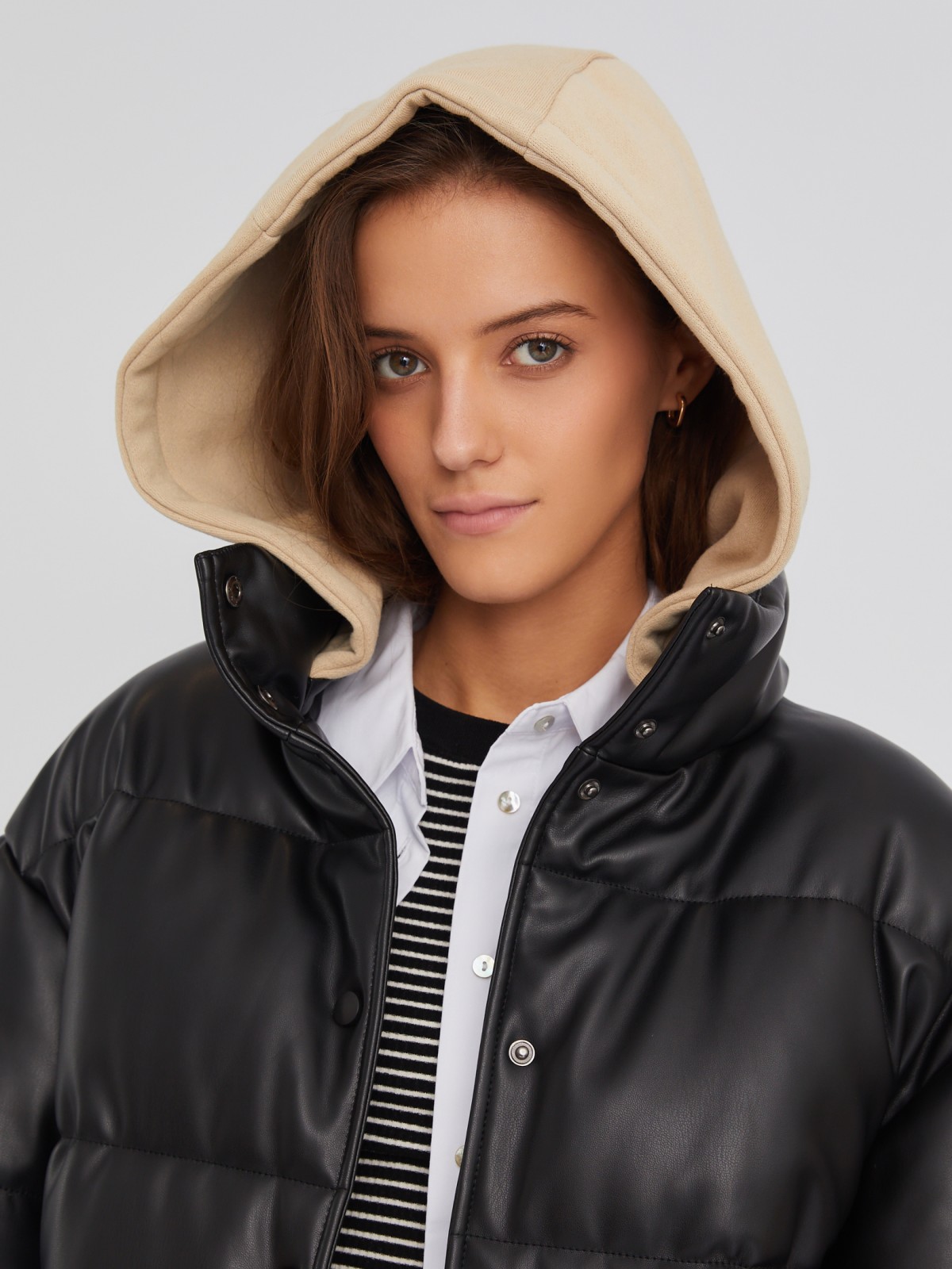 Тёплая куртка-бомбер из экокожи с воротником-стойкой и съёмным трикотажным капюшоном zolla 02334510L194, цвет черный, размер XS - фото 4