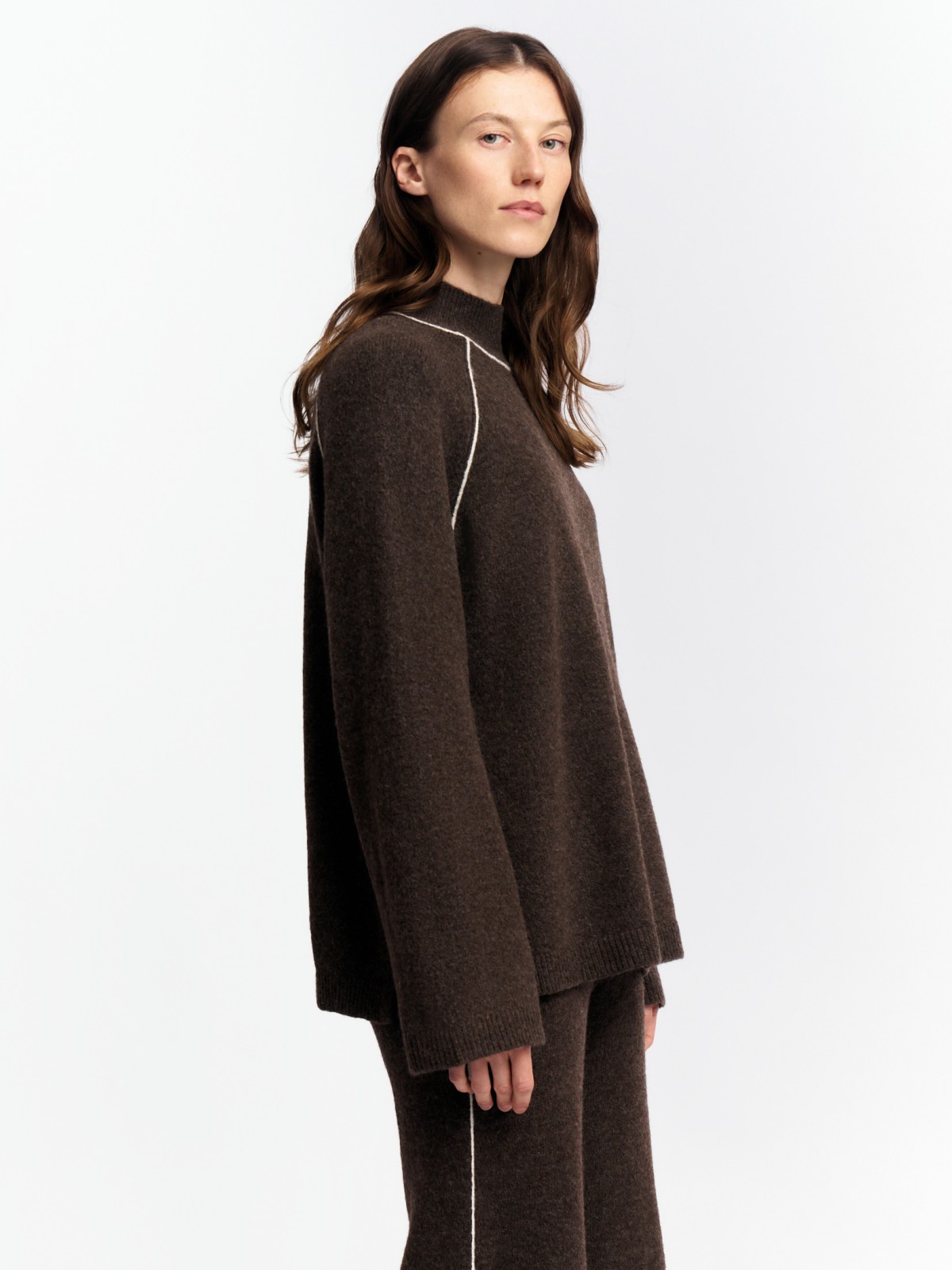 Вязаный свитер с горлом