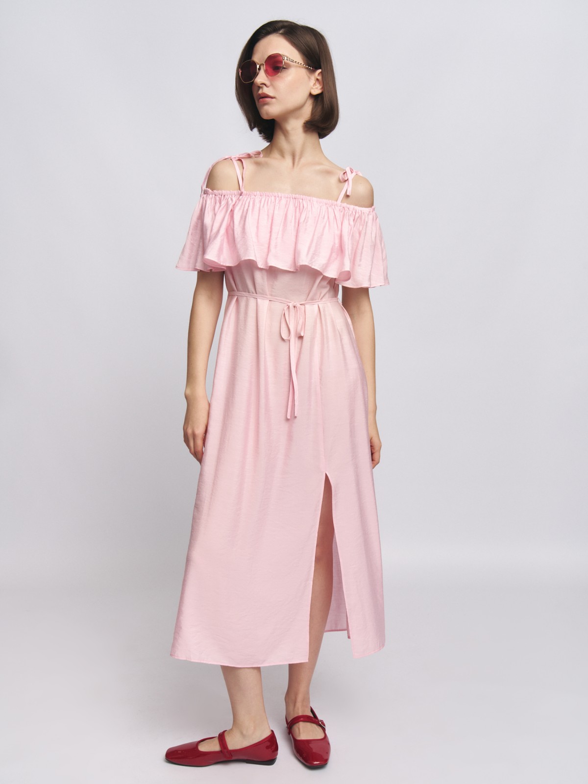 Платье-сарафан с открытыми плечами и разрезом