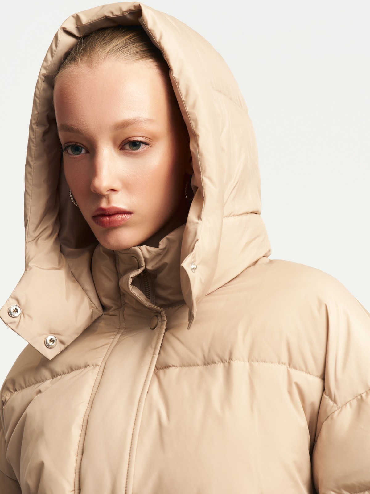 Тёплая куртка с капюшоном и поясом