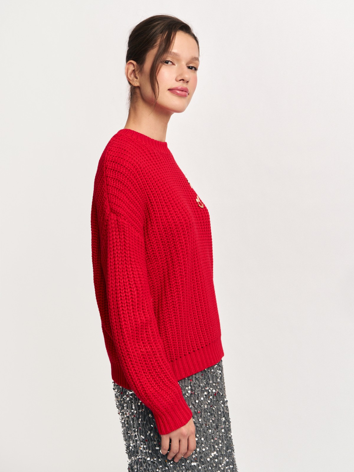 Вязаный джемпер с новогодними значками на груди