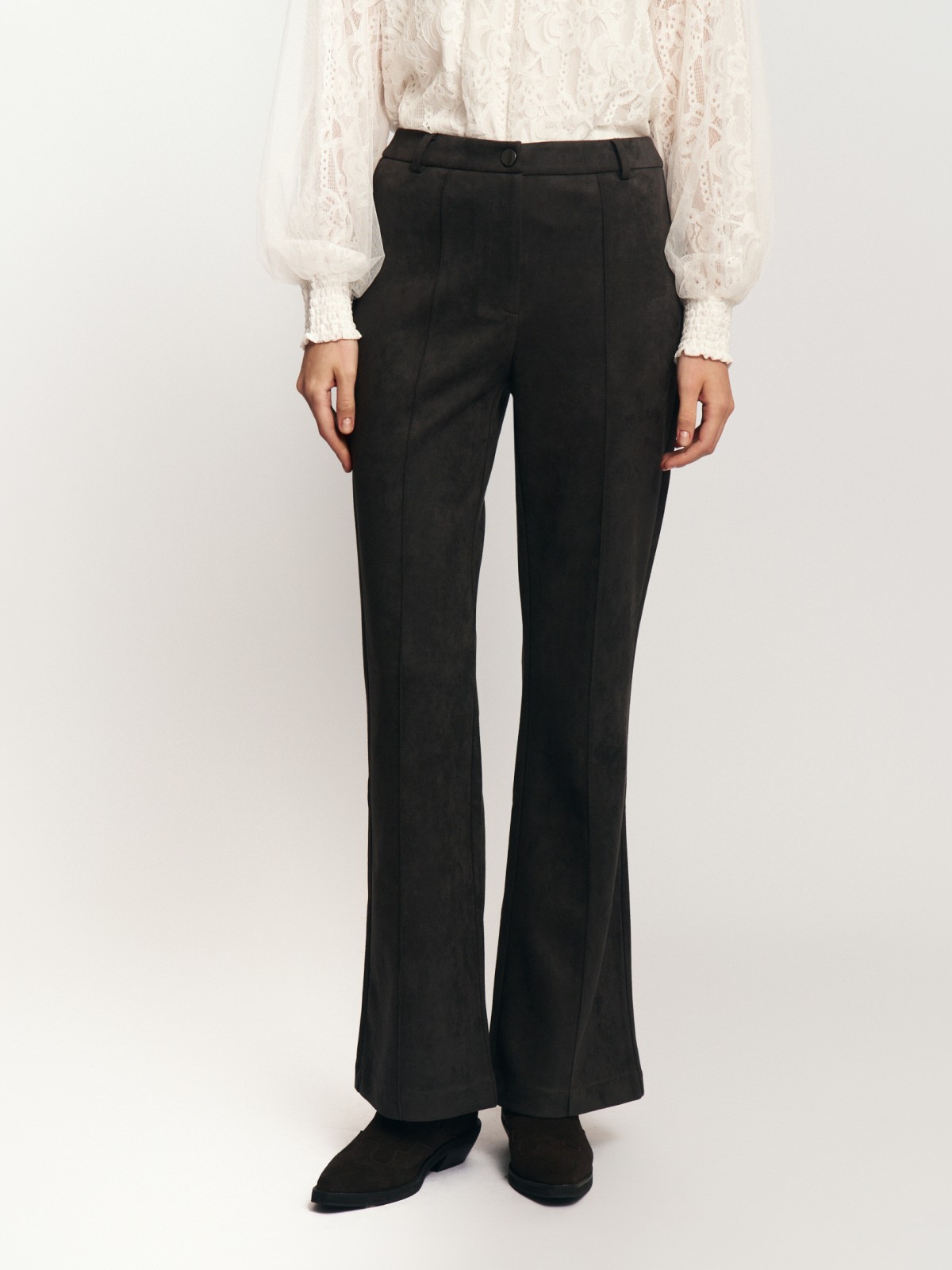 Брюки Bootcut из экозамши со стрелками