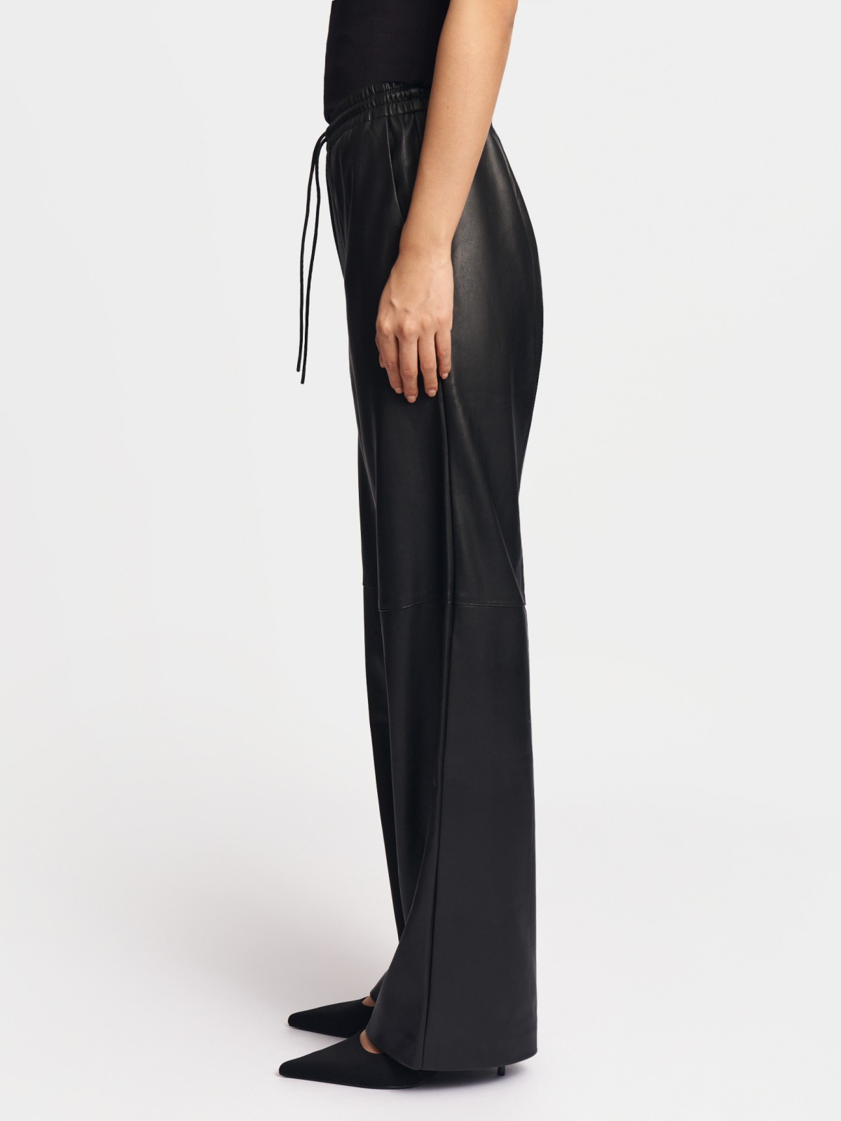 Брюки из экокожи с поясом на резинке