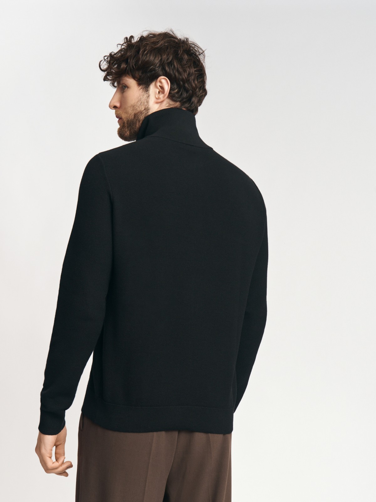 Тонкий трикотажный свитер с горлом на молнии