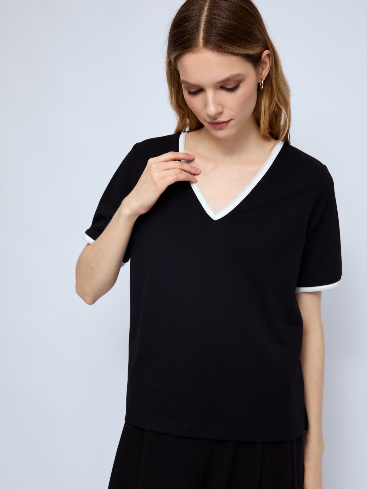 Блузка-футболка с V-образным вырезом