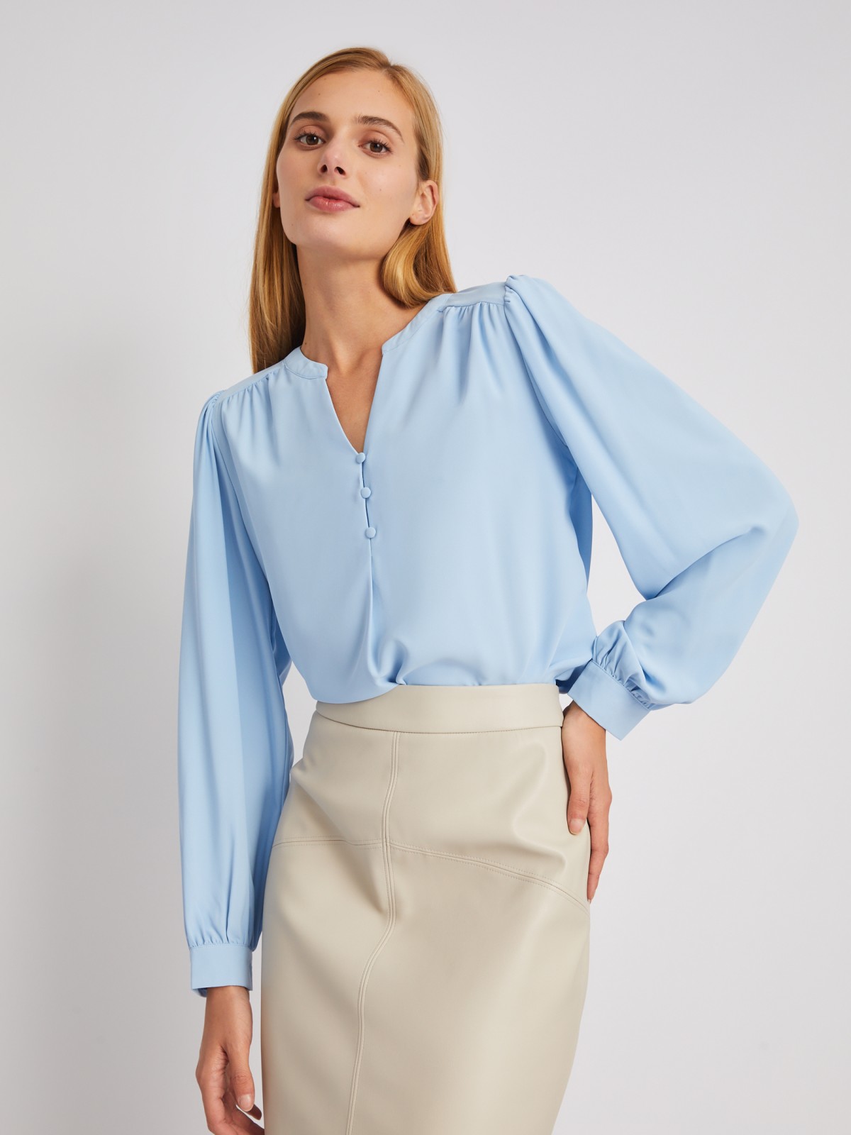 Блузка с объёмными рукавами и V-образным вырезом на груди